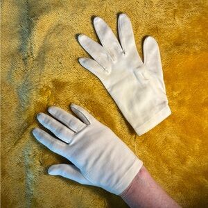 Ladies  Cream Gloves Size S/M Pre-owned Very Good Condition